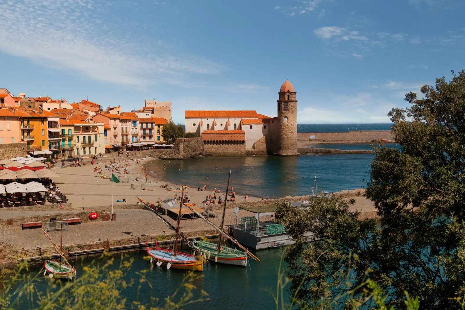 Port de Collioure avec le clocher de Notre-Dame-des-Anges et des barques catalanes